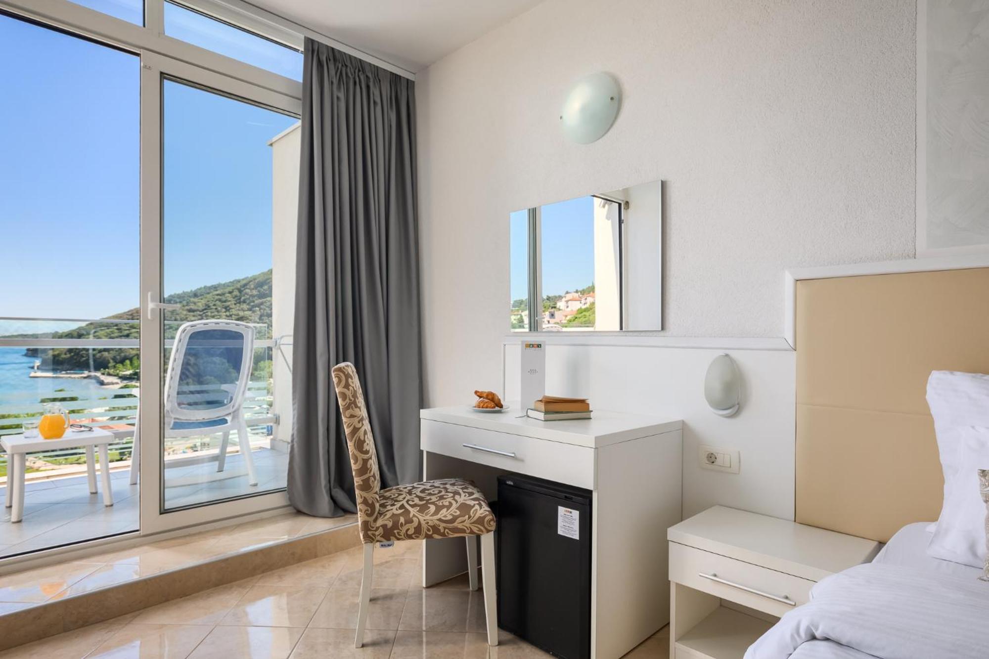 Doppelzimmer mit Balkon und Meerblick